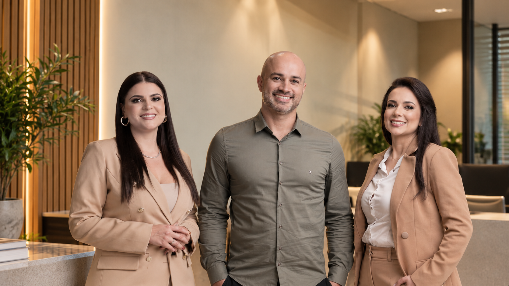 Equipe da CECON reunida em um escritório de tons naturais